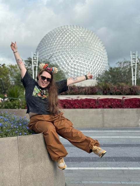 Dayane celebrando frente a Spaceship Earth en EPCOT