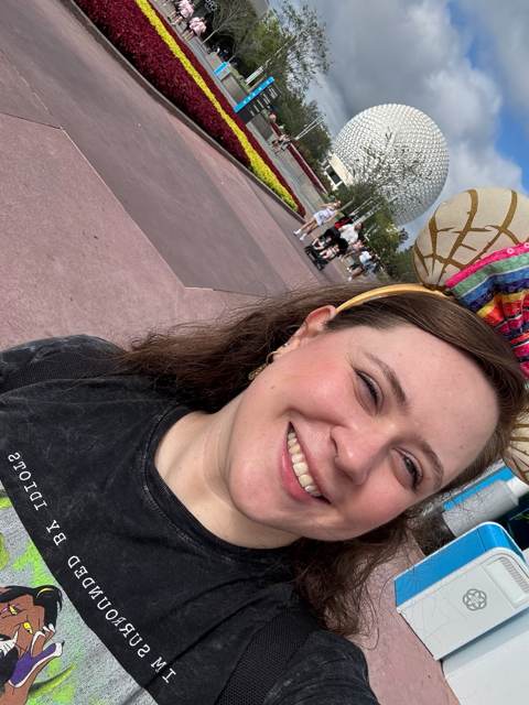 Selfie de Dayane en la entrada de EPCOT